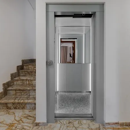 Gerona Square Apartman