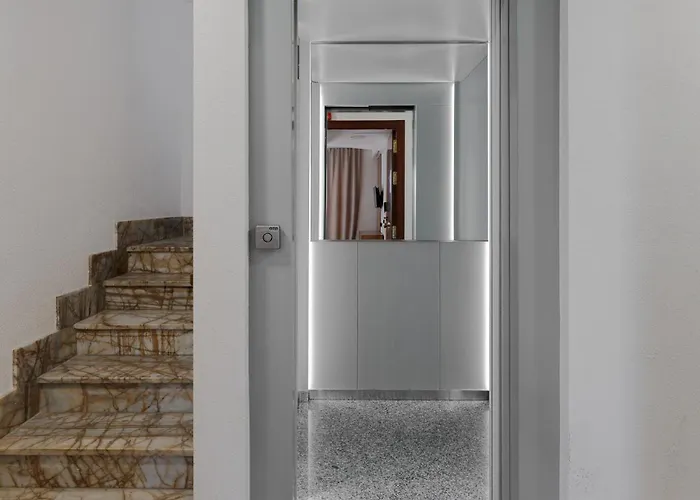 Gerona Square アパート